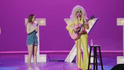 [audience cheering]
[audience applauding] - Trixie Mattel: Skinny Legend