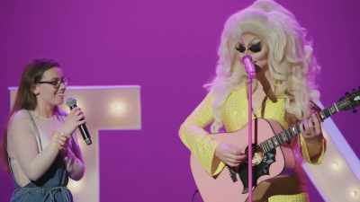 [audience cheering]
[audience applauding] - Trixie Mattel: Skinny Legend