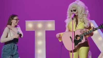 [audience cheering]
[audience applauding] - Trixie Mattel: Skinny Legend