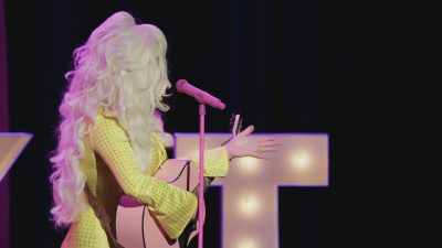 [audience cheering]
[audience applauding] - Trixie Mattel: Skinny Legend