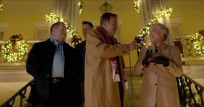 [audience cheering]
[audience applauding] - Christmas at Xander Point