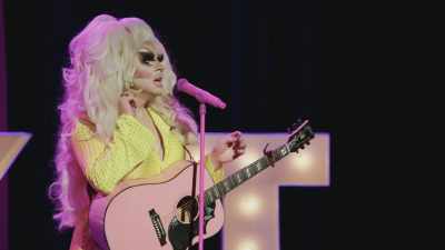 [audience cheering]
[audience applauding] - Trixie Mattel: Skinny Legend