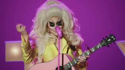 [audience cheering]
[audience applauding] - Trixie Mattel: Skinny Legend