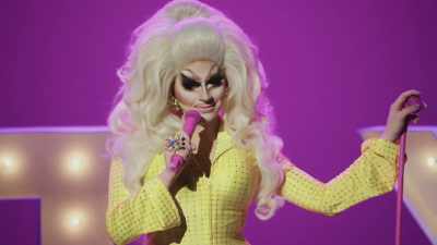 [audience cheering]
[audience applauding] - Trixie Mattel: Skinny Legend