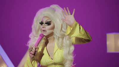 [audience cheering]
[audience applauding] - Trixie Mattel: Skinny Legend