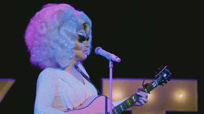 [audience cheering]
[audience applauding] - Trixie Mattel: Skinny Legend