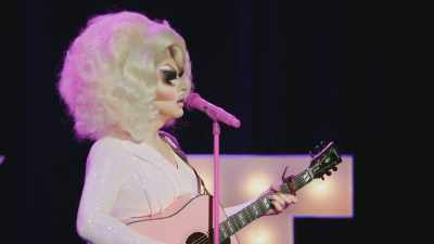 [audience cheering]
[audience applauding] - Trixie Mattel: Skinny Legend