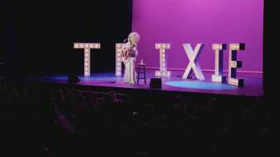 [audience cheering]
[audience applauding] - Trixie Mattel: Skinny Legend