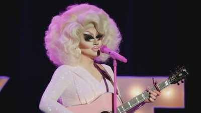 [audience cheering]
[audience applauding] - Trixie Mattel: Skinny Legend