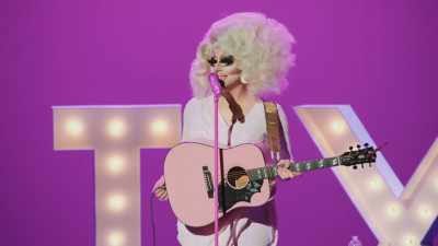 [audience cheering]
[audience applauding] - Trixie Mattel: Skinny Legend