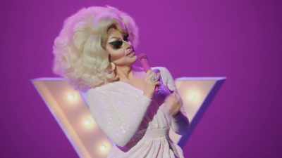 [audience cheering]
[audience applauding] - Trixie Mattel: Skinny Legend