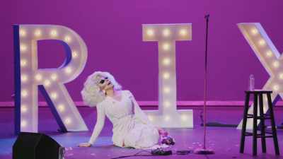 [audience cheering]
[audience applauding] - Trixie Mattel: Skinny Legend