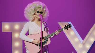 [audience cheering]
[audience laughing] - Trixie Mattel: Skinny Legend