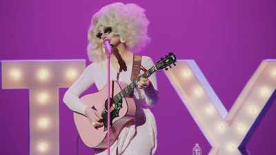 [audience cheering]
[gentle guitar music] - Trixie Mattel: Skinny Legend