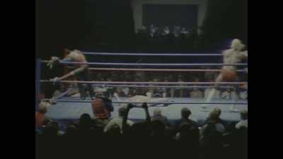 -[audience cheering]
-Here comes Hogan! Here is the leg smash! - Mr. McMahon