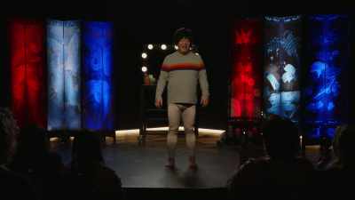 (audience cheering)
(lively music) - Chris Grace: As Scarlett Johansson