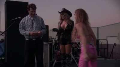 (audience cheering) - Barbie & Kendra Crash Joe Bob's Drive-In Jamboree!
