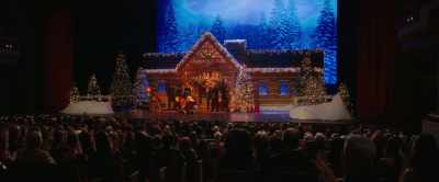 [audience cheering] - Meet Me Next Christmas