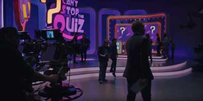 [audience cheering] - Quiz Lady