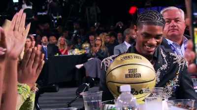 [audience cheering] - Destination NBA: A G League Odyssey