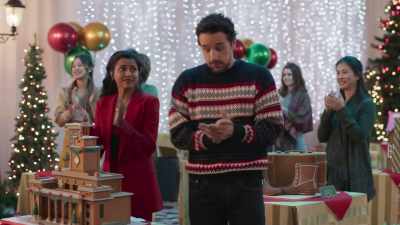 [audience cheering] - A Gingerbread Christmas