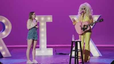 [audience cheering] - Trixie Mattel: Skinny Legend