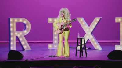 [audience cheering] - Trixie Mattel: Skinny Legend