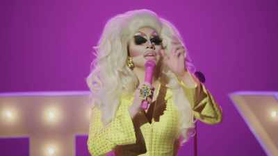 [audience cheering] - Trixie Mattel: Skinny Legend