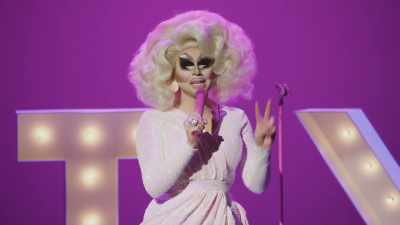 [audience cheering] - Trixie Mattel: Skinny Legend
