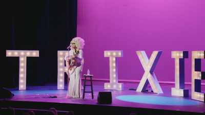 [audience cheering] - Trixie Mattel: Skinny Legend