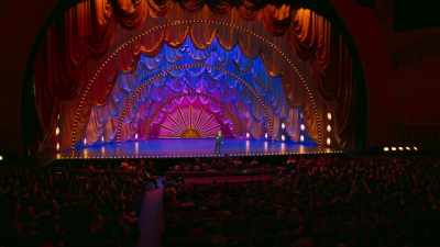 [audience cheering] - John Mulaney: Kid Gorgeous at Radio City