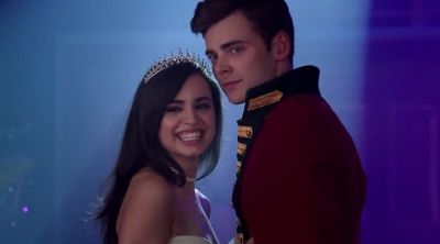 (AUDIENCE CHEERING) - A Cinderella Story: If the Shoe Fits