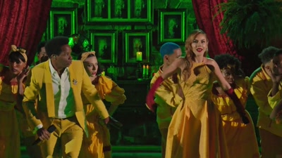(audience cheering) - Encanto at the Hollywood Bowl