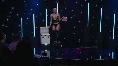 (audience cheers)
(bell rings) - Courtney Pauroso: Vanessa 5000