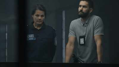 (audience cheers) - Bordertown