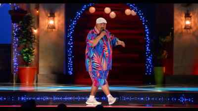 [audience chuckles] - Gabriel Iglesias: Legend of Fluffy