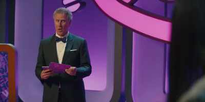 - [audience laughing, applauding]
- [buzzer beeping] - Quiz Lady