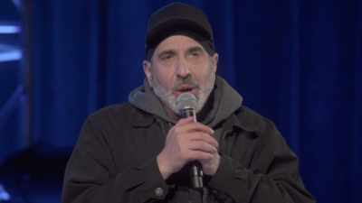 - [audience laughing]
- [Attell chuckling] - Dave Attell: Hot Cross Buns
