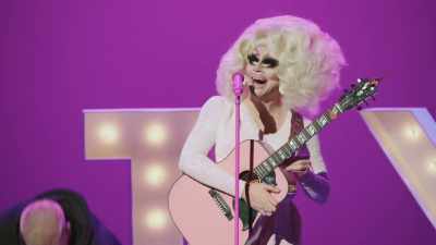 [audience laughing]
[audience applauding] - Trixie Mattel: Skinny Legend