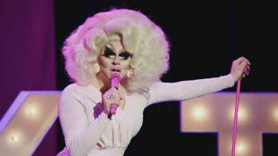 [audience laughing]
[audience applauding] - Trixie Mattel: Skinny Legend