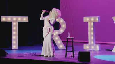 [audience laughing]
[audience applauding] - Trixie Mattel: Skinny Legend