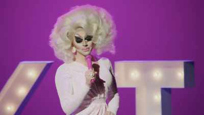 [audience laughing]
[audience applauding] - Trixie Mattel: Skinny Legend