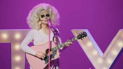 [audience laughing]
[audience applauding] - Trixie Mattel: Skinny Legend