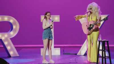 [audience laughing]
[audience applauding] - Trixie Mattel: Skinny Legend