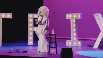 [audience laughing]
[audience applauding] - Trixie Mattel: Skinny Legend