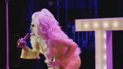 [audience laughing]
[audience applauding] - Trixie Mattel: Skinny Legend
