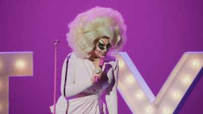 [audience laughing]
[audience cheering] - Trixie Mattel: Skinny Legend