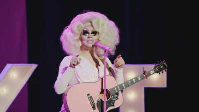 [audience laughing]
[audience cheering] - Trixie Mattel: Skinny Legend