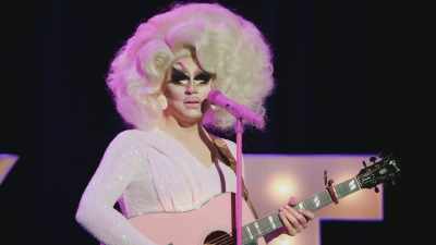 [audience laughing]
[audience cheering] - Trixie Mattel: Skinny Legend