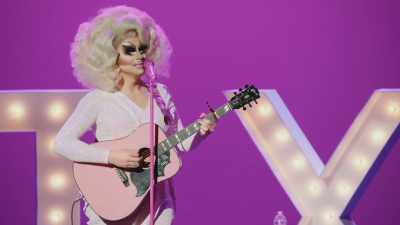 [audience laughing]
[audience cheering] - Trixie Mattel: Skinny Legend
